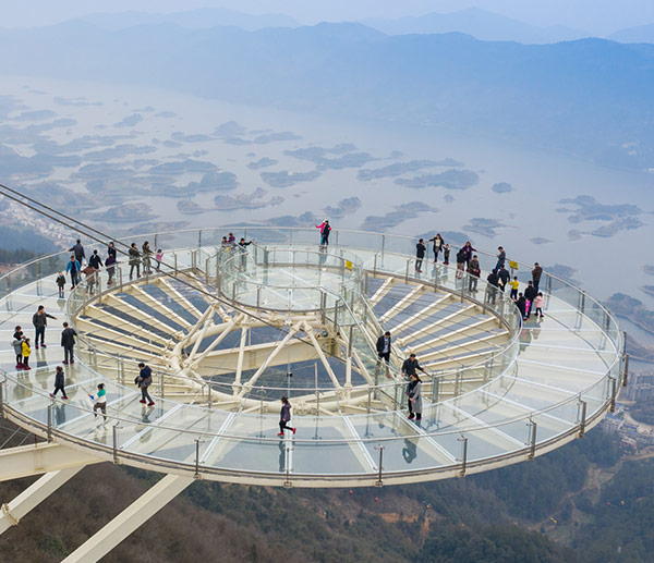 安裝玻璃觀景臺(tái)幫你增大客量