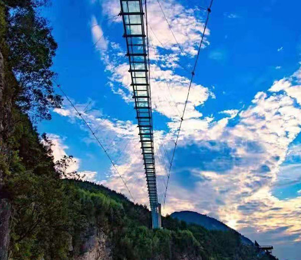 玻璃吊橋需要考慮哪些安全因素？