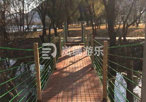 云南鶴慶黃龍譚公園的吊橋