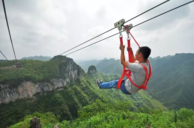 請(qǐng)問(wèn)高空滑索為什么越重的人滑行速度越快？