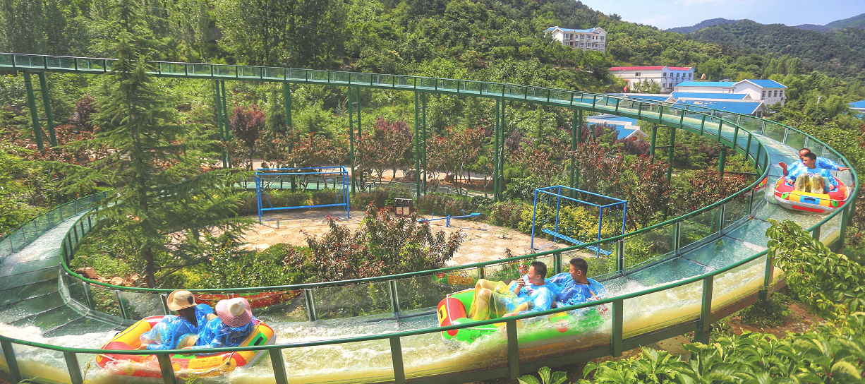 夏日狂歡，體驗(yàn)極致滑翔快感——玻璃水滑道漂流爆火原因探究